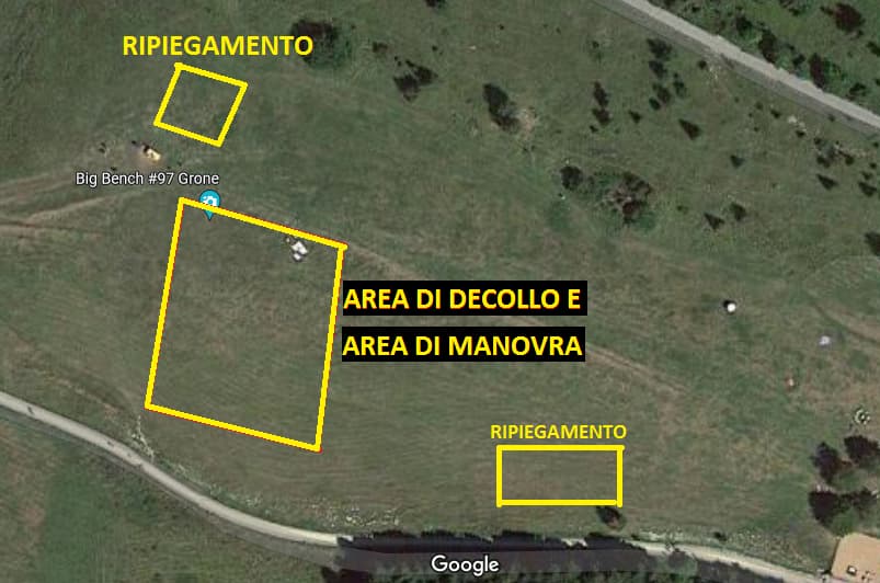 Vista satellitare del Monte Ballerino. Un ampio riquadro giallo accanto alla Big Bench #97 delimita l’area di decollo e manovra a terra; due riquadri gialli più piccoli, uno a monte e uno a valle, indicano le aree di ripiegamento.