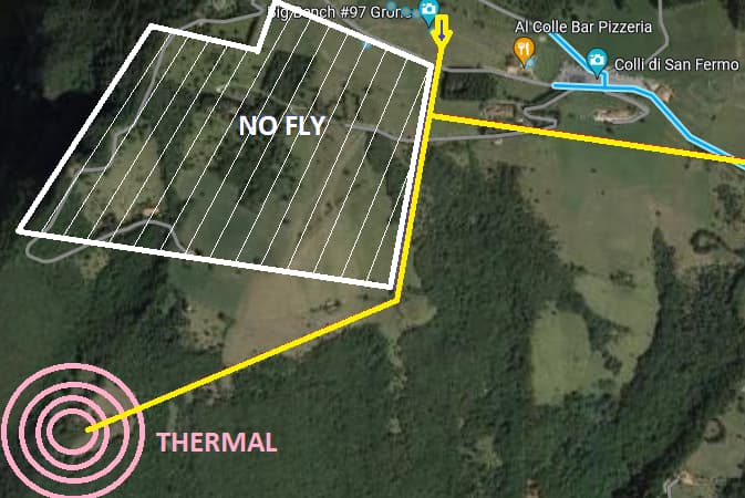 Vista satellitare dell’area di volo. Un poligono bianco tratteggiato, marcato «no fly», copre il versante boscato a ovest del decollo. Una linea gialla lo costeggia sui lati est e sud e prosegue verso sud-ovest fino a una spirale marcata «thermal».