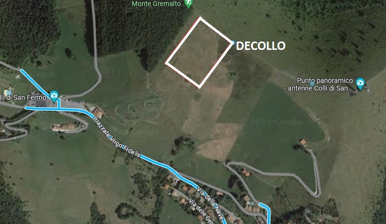 Vista satellitare del Monte Gremalto. Un riquadro bianco a monte del Piazzale Virgo Fidelis, sotto la vetta e a ovest delle antenne del punto panoramico, delimita l’area di decollo.