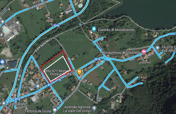 Vista satellitare del campo di atterraggio di Monasterolo del Castello, fra la SP76 e il Castello di Monasterolo, accanto al ristorante Castello 977. Il perimetro è marcato in bianco, con il lato a nord-ovest evidenziato in rosso.