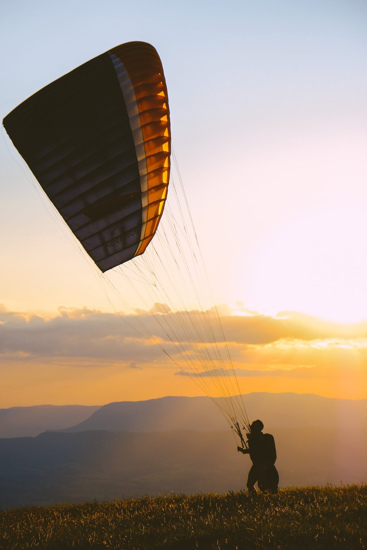 Parapendio in volo sopra i Colli di San Fermo